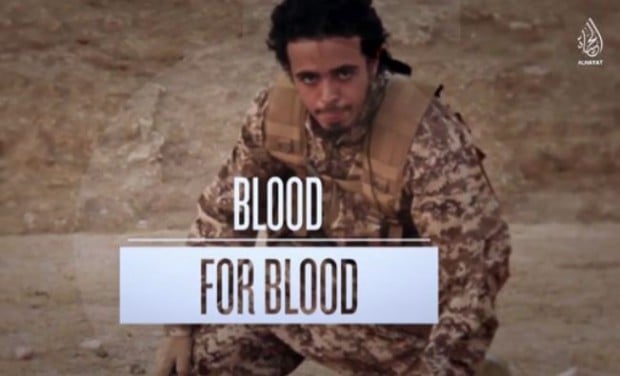 ISIS fighter and Paris attacker Abu Mujaed al-Baljiki just after being filmed beheading a prisoner. Screencapture: Heavy.com