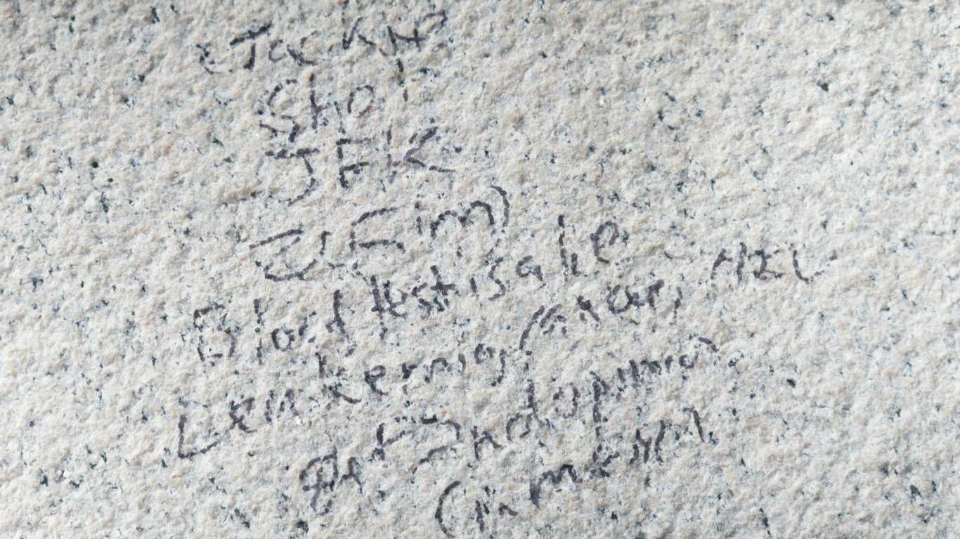 Defaced side of the Lincoln Memorial: Ted Goodman/TheDCNF