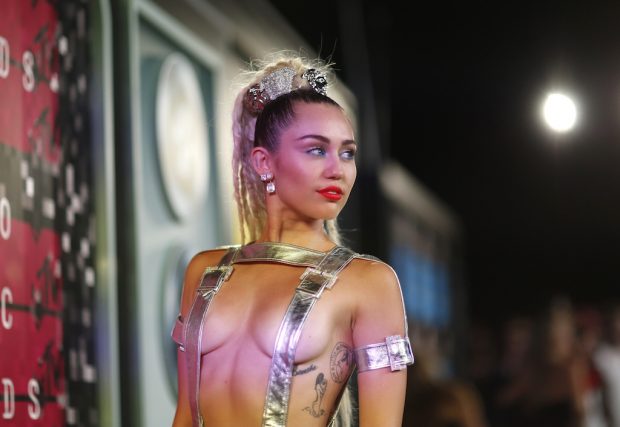 Show host Miley Cyrus arrives at the 2015 MTV Video Music Awards in Los Angeles, California August 30, 2015. REUTERS/Mario Anzuoni