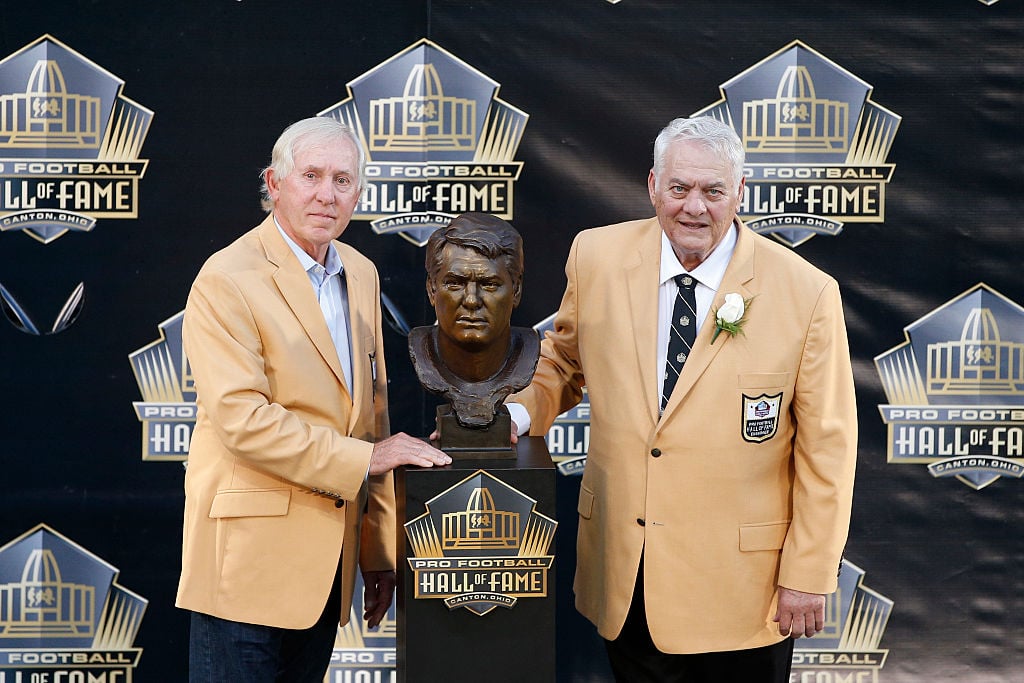 Fran Tarkenton poses with Mick Tingelhoff during the NFL Hall of Fame induction ceremony at Tom Benson Hall of Fame Stadium on August 8, 2015 (Getty Images)