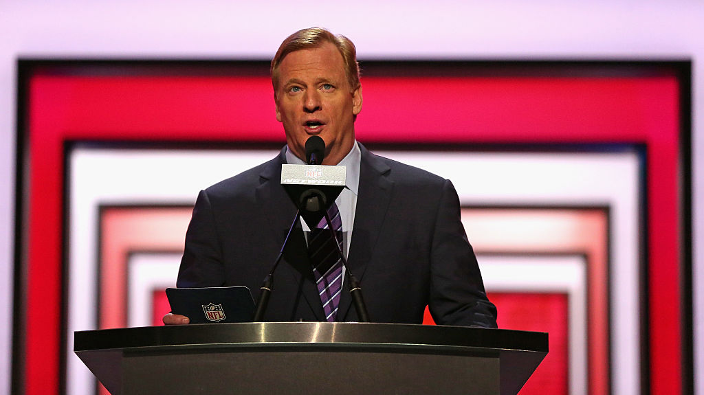 Roger Goodell announces a pick at the 2016 NFL Draft (Getty Images)