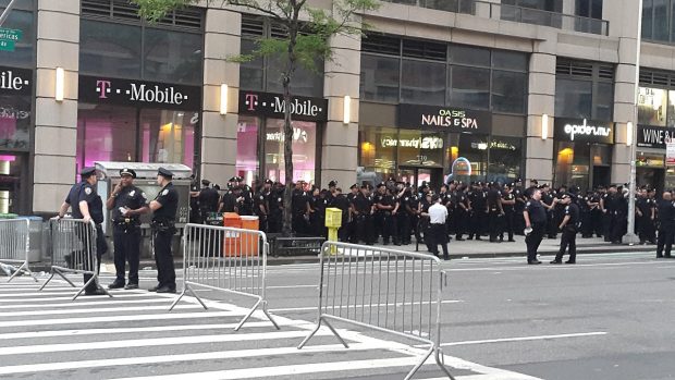 NY,NY after Chelsea Blast - NYPD at W 24 St and 6th Ave