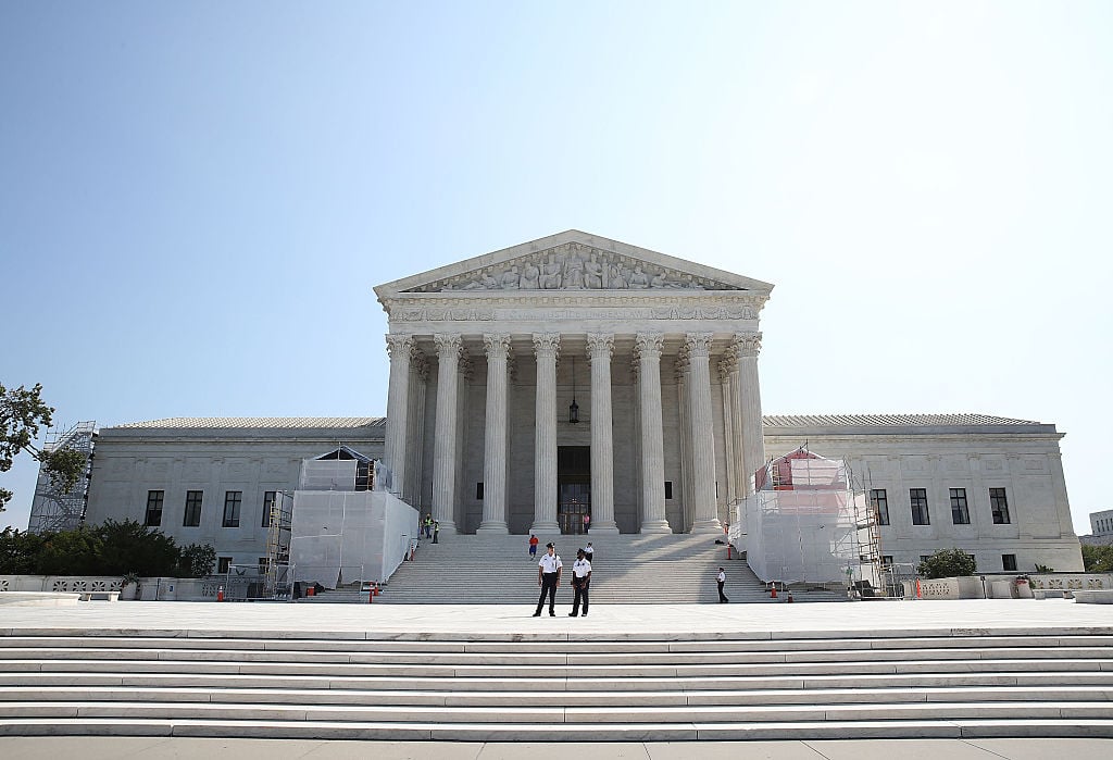 Guards stand in front of the US Supreme Court on September 7, 2016 (Gettty Images)