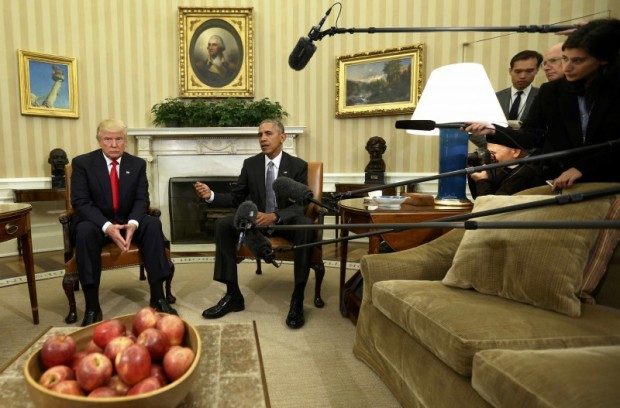 U.S. President Barack Obama meets with President-elect Donald Trump (L) to discuss transition plans in the White House Oval Office in Washington, U.S., November 10, 2016. REUTERS/Kevin Lamarque