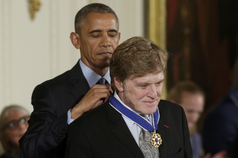 U.S. President Barack Obama presents the Presidential Medal of Freedom to actor Robert Redford during a ceremony in the White House East Room in Washington, U.S., November 22, 2016. REUTERS/Yuri Gripas 
