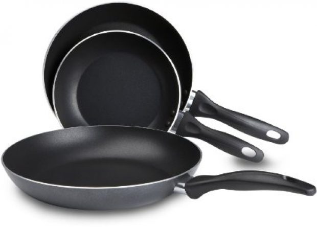 Normally $25, this three-piece pan set is 39 percent off today (Photo via Amazon)