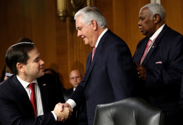 Rex Tillerson (C), the former chairman and chief executive officer of Exxon Mobil, shakes hands with U.S. Senator Marco Rubio (R-FL) as he arrives for a Senate Foreign Relations Committee confirmation hearing to become U.S. Secretary of State on Capitol Hill in Washington January 11, 2017. REUTERS/Kevin Lamarque