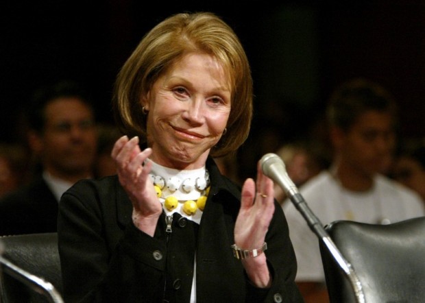 Actress Mary Tyler Moore testifies before the U.S. Senate Governmental Affairs Committee in Washington June 24, 2003. REUTERS/Evan Vucci
