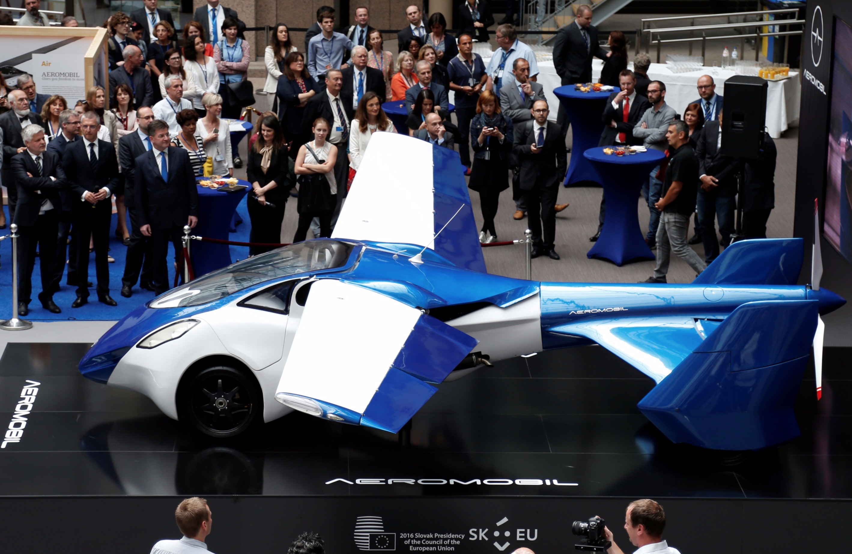 AeroMobil, a flying car prototype, is pictured during a ceremony marking the taking over of the rotating presidency of the European Council by Slovakia, in Brussels, Belgium, July 7, 2016. [REUTERS/Francois Lenoir]