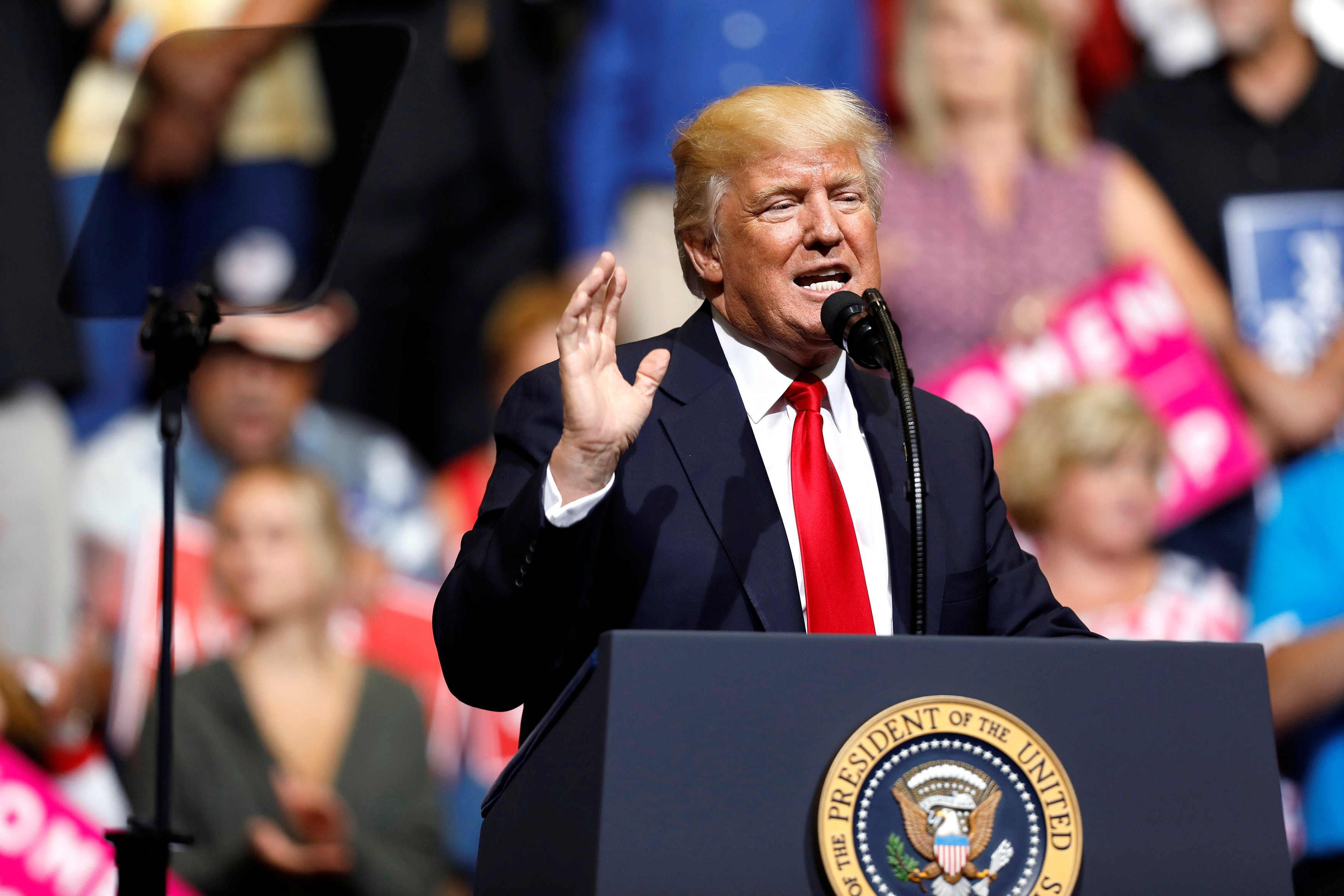 U.S. President Donald Trump speaks during a rally at the U.S. Cellular Center in Cedar Rapids, Iowa, U.S. June 21, 2017. REUTERS/Scott Morgan - RTS184M3