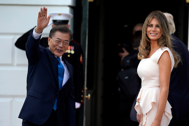South Korean President Moon Jae-in waves next to First Lady Melania Trump as he arrives for a visit to the White House in Washington, U.S., June 29, 2017. REUTERS/Carlos Barria - RTS196ZK