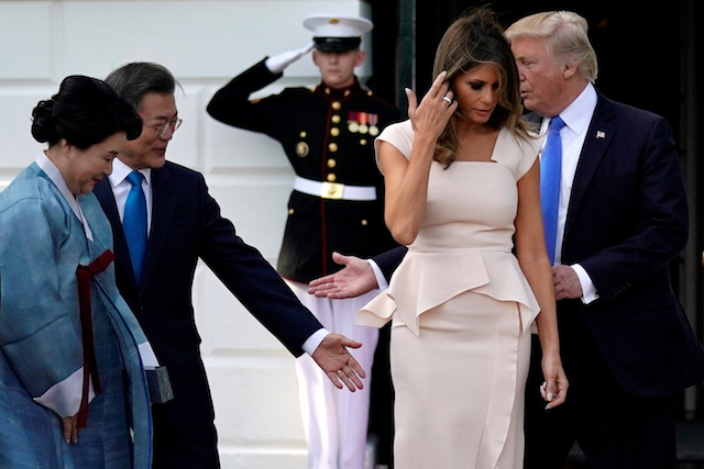 U.S. President Donald Trump and first lady Melania Trump welcome South Korean President Moon Jae-in and his wife Kim Jeong-sook to the White House in Washington, U.S., June 29, 2017. REUTERS/Carlos Barria - RTS1971D