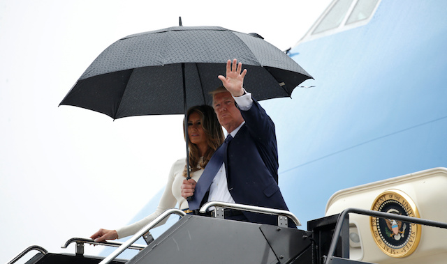 U.S. President Donald and first lady Melania Trump step from Air Force One upon their arrival in Newark, New Jersey, U.S. to spend the weekend in Bedminster July 14, 2017. REUTERS/Kevin Lamarque - RTX3BIMH