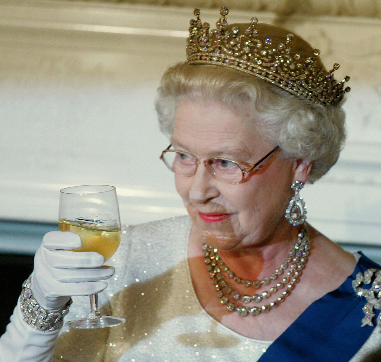 Queen Elizabeth II toasts US President George W. Bush after remarks at the start of a White House State Dinner for the British monarch and Prince Philip 07 May 2007 in Washington, DC. (Photo: SAUL LOEB/AFP/Getty Images)