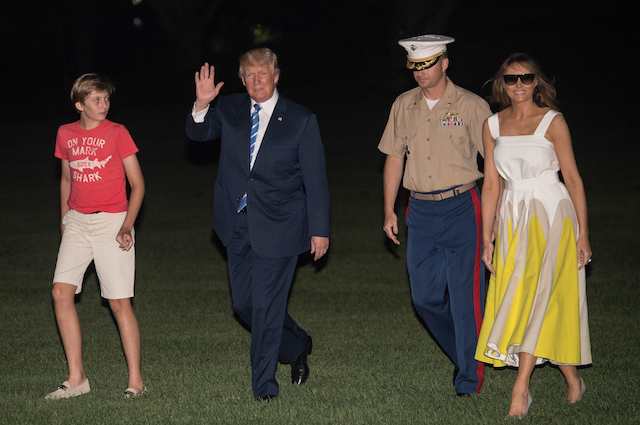 US President Donald Trump returns to the White House with First Lady Melania Trump and son Barron in Washington, DC, on August 20, 2017 after a 17-day "working vacation." / AFP PHOTO / NICHOLAS KAMM (Photo credit should read NICHOLAS KAMM/AFP/Getty Images)