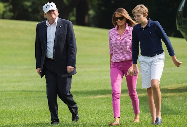 US President Donald Trump, First Lady Melanie Trump and son Barron (R), walk from Marine One upon arrival on the South Lawn of the White House in Washington, DC, August 27, 2017, after spending the weekend at Camp David, the Presidential retreat in Maryland. / AFP PHOTO / SAUL LOEB (Photo credit should read SAUL LOEB/AFP/Getty Images)