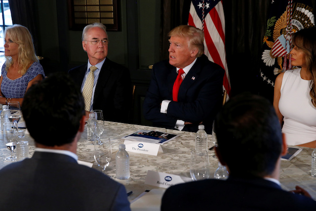 U.S. President Donald Trump (C) with first lady Melania Trump (R) meets with Secretary of Health and Human Services (HHS) Tom Price (L) to discuss opioid addiction during a briefing at Trump's golf estate in Bedminster, New Jersey, U.S., August 8, 2017. REUTERS/Jonathan Ernst - RTS1AXL9