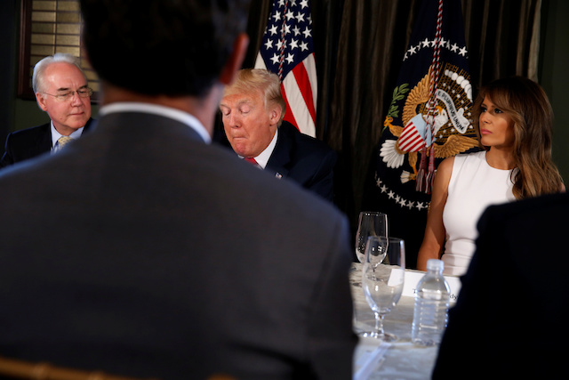 U.S. President Donald Trump (C) with first lady Melania Trump (R) meets with Secretary of Health and Human Services (HHS) Tom Price (L) to discuss opioid addiction during a briefing at Trump's golf estate in Bedminster, New Jersey, U.S., August 8, 2017. REUTERS/Jonathan Ernst - RTS1AXLB