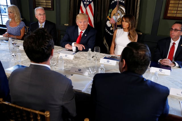 U.S. President Donald Trump (C) with first lady Melania Trump (R) meets with Secretary of Health and Human Services (HHS) Tom Price (L) to discuss opioid addiction during a briefing at Trump's golf estate in Bedminster, New Jersey, U.S., August 8, 2017. REUTERS/Jonathan Ernst - RTS1AXLC