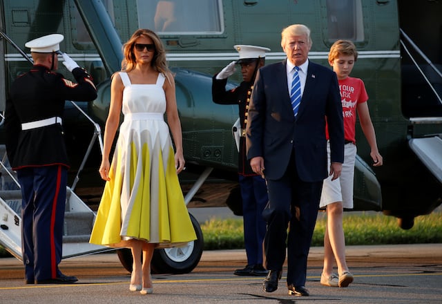 U.S. President Donald Trump along with wife Melania and son Barron walk from Marine One to board Air Force One in Morristown, New Jersey, U.S., on his way back to Washington August 20, 2017. REUTERS/Kevin Lamarque - RTS1CKVY