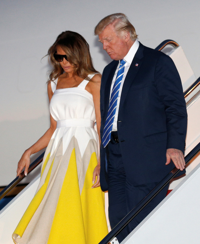 U.S. President Donald Trump arrives at Joint Base Andrews with his wife Melania in Maryland, U.S., August 20, 2017. REUTERS/Kevin Lamarque - RTS1CKX2