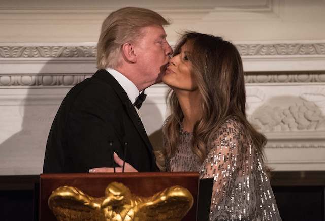 US President Donald Trump kisses First Lady Melania Trump as they host the White House Historical Association dinner at the White House in Washington, DC, on September 14, 2017. / AFP PHOTO / NICHOLAS KAMM (Photo credit should read NICHOLAS KAMM/AFP/Getty Images)