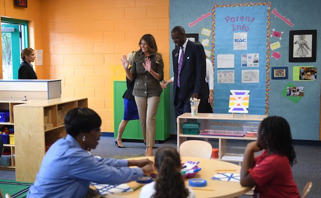 US First Lady Melania Trump waves as she visits a youth centre at Joint Andrews Airforce base, Maryland on September 15, 2017. / AFP PHOTO / JIM WATSON (Photo credit should read JIM WATSON/AFP/Getty Images)