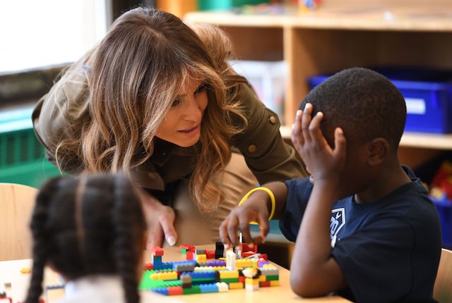 US First Lady Melania Trump speaks with a student as she visits a youth centre at Joint Andrews Airforce base, Maryland on September 15, 2017. / AFP PHOTO / JIM WATSON (Photo credit should read JIM WATSON/AFP/Getty Images)