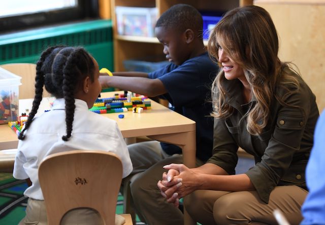 US First Lady Melania Trump speaks with students as she visits a youth centre at Joint Andrews Airforce base, Maryland on September 15, 2017. / AFP PHOTO / JIM WATSON (Photo credit should read JIM WATSON/AFP/Getty Images)
