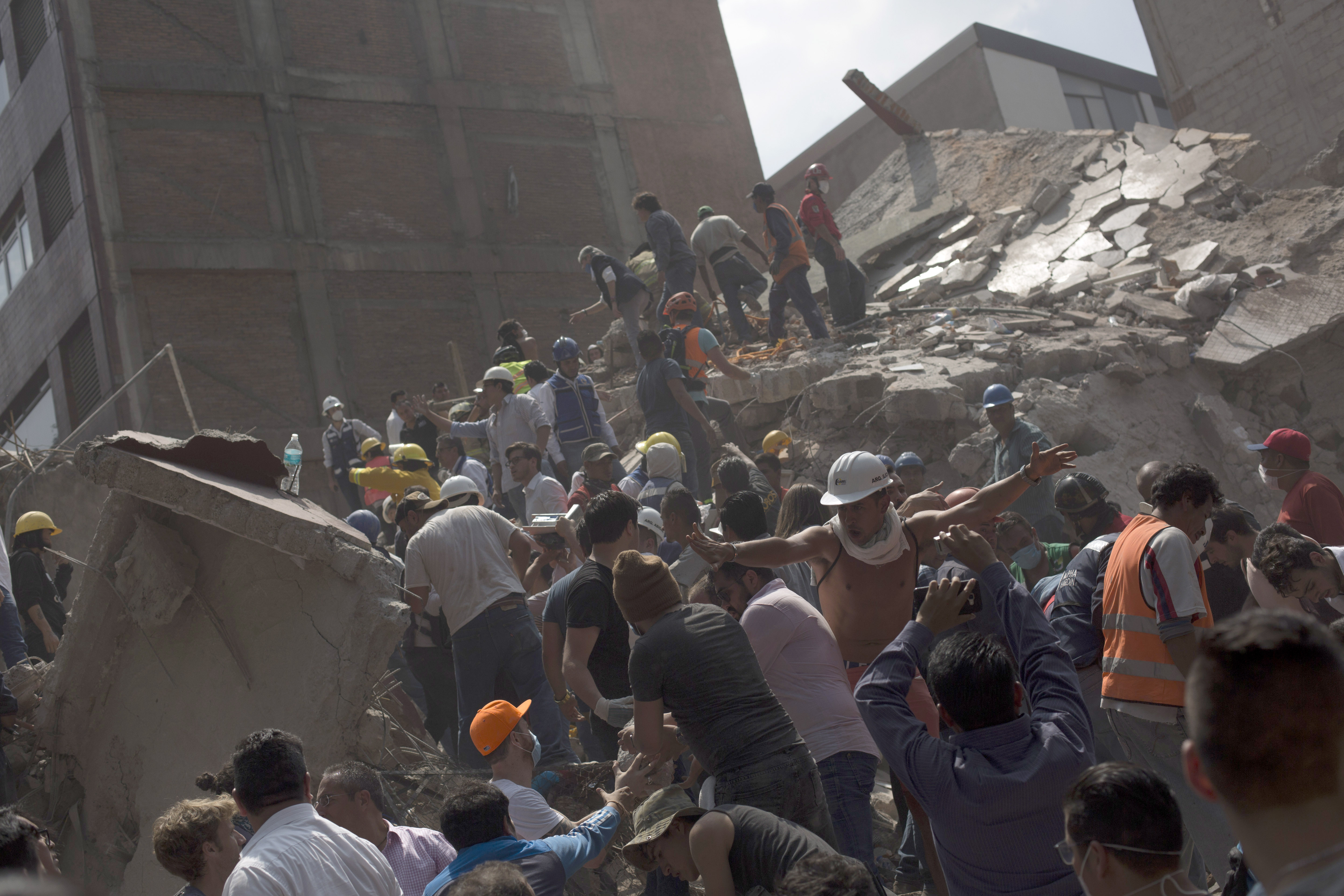 MEXICO CITY, MEXICO - SEPTEMBER 19: Rescuers work in the rubble after a magnitude 7.1 earthquake struck on September 19, 2017 in Mexico City, Mexico. The earthquake caused multiple fatalities, destroyed buildings and knocked out power throughout the capital. (Photo by Rafael S. Fabres/Getty Images)