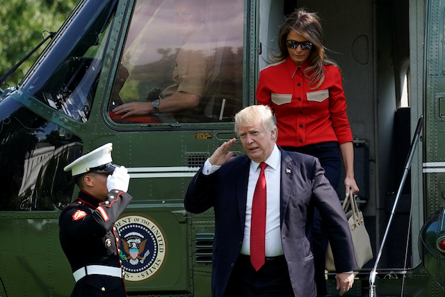 U.S. President Donald Trump salutes from the steps of Marine One helicopter on the South Lawn the White House upon his return with first lady Melania Trump to Washington, U.S., from Camp David, September 10, 2017. REUTERS/Yuri Gripas - RC160249D630