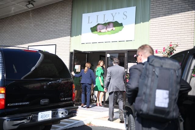 US First Lady Melania Trump arrives at Lily's Place, the US first nonprofit infant recovery center that provides services to parents and families dealing with addiction in Huntington, West Virginia, on October 10, 2017. / AFP PHOTO / JIM WATSON (Photo credit should read JIM WATSON/AFP/Getty Images)