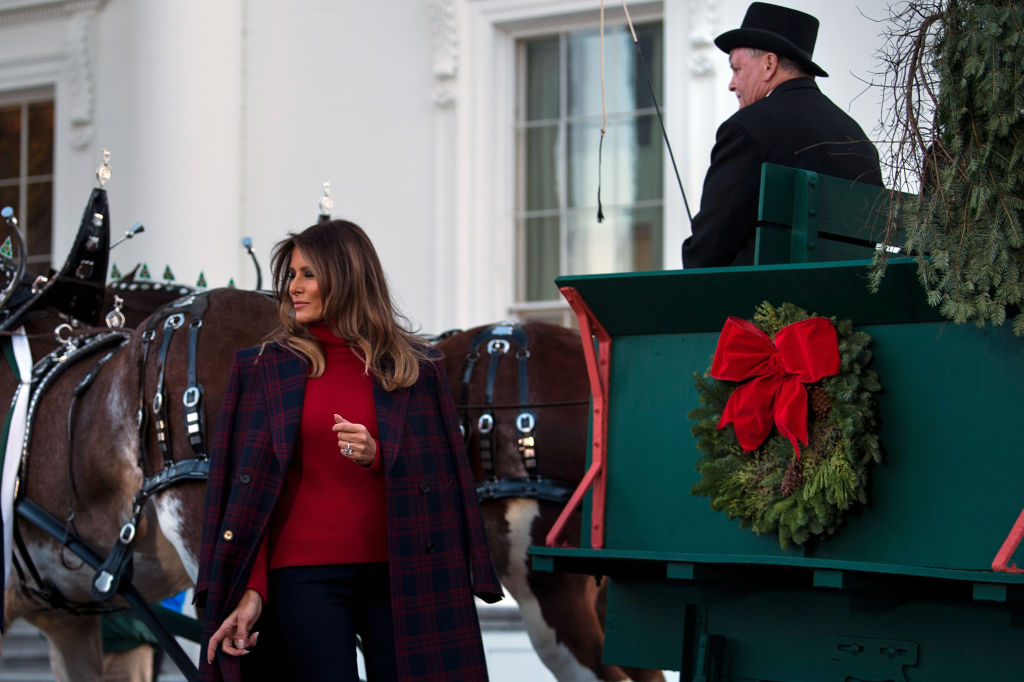 US first lady Melania Trump arrives to receive a Christmas tree during an event at the White House November 20, 2017 in Washington, DC. / AFP PHOTO / Brendan Smialowski (Photo credit should read BRENDAN SMIALOWSKI/AFP/Getty Images)