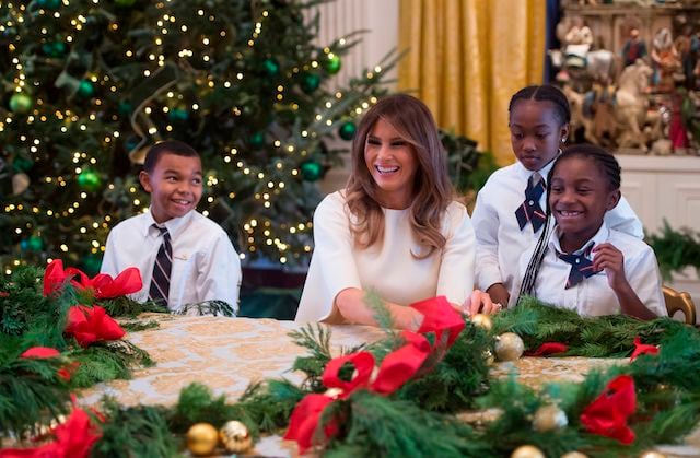 US First Lady Melania Trump makes garland with children in the East Wing as she tours holiday decorations at the White House in Washington, DC, November 27, 2017. / AFP PHOTO / SAUL LOEB (Photo credit should read SAUL LOEB/AFP/Getty Images)