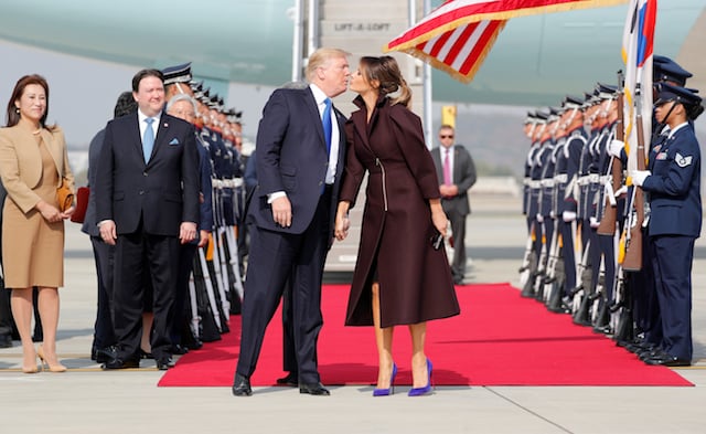 U.S. President Donald Trump and first lady Melania arrive in Seoul, South Korea, November 7, 2017. REUTERS/Jonathan Ernst TPX IMAGES OF THE DAY - RC12B9871CD0