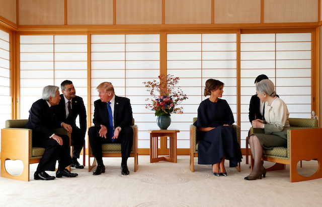 U.S. President Donald Trump (3rd R) talks with Japan's Emperor Akihito (L) while his wife Melania (3rd R) talks with Empress Michiko (R) at the Imperial Palace in Tokyo, Japan November 6, 2017. REUTERS/Issei Kato - RC1CD3323AE0