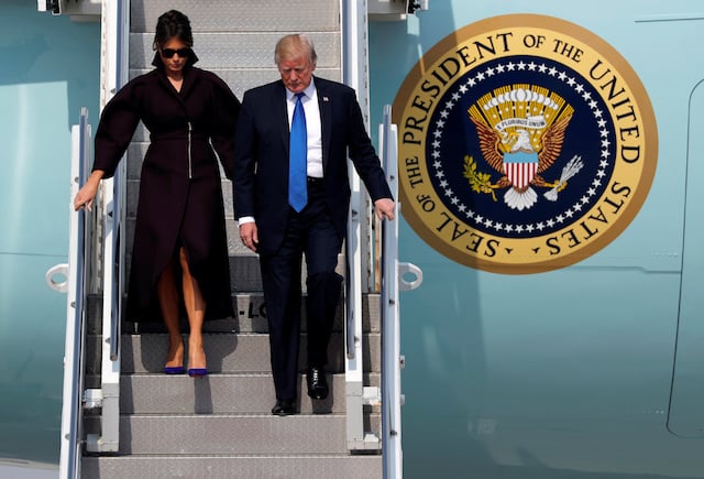 U.S. President Donald Trump and first lady Melania arrive in Seoul, South Korea, November 7, 2017. REUTERS/Jonathan Ernst - RC1BFD1D2630