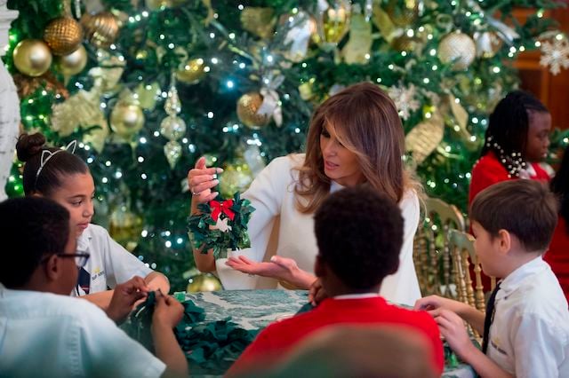US First Lady Melania Trump makes Christmas decorations with children in the State Dining Room as she tours holiday decorations at the White House in Washington, DC, November 27, 2017. / AFP PHOTO / SAUL LOEB (Photo credit should read SAUL LOEB/AFP/Getty Images)