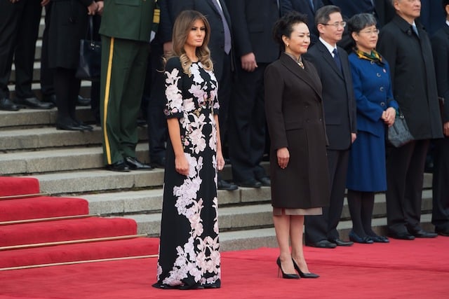 US First Lady Melania Trump (L) and Peng Liyuan (C), wife of China's President Xi Jinping, attend a welcome ceremony at the Great Hall of the People in Beijing on November 9, 2017. / AFP PHOTO / NICOLAS ASFOURI (Photo credit should read NICOLAS ASFOURI/AFP/Getty Images)