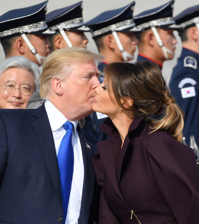 US President Donald J. Trump (L) and first lady Melania Trump (R) kiss after arrival at the Osan Air Base in Pyeongtaek, Gyeonggi-do, South Korea, 07 November 2017. REUTERS/Song Kyung-seok/Pool - RC188472D910