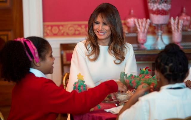 US First Lady Melania Trump speaks with children as they make holiday decorations in the Red Room as she tours Christmas decorations at the White House in Washington, DC, November 27, 2017. / AFP PHOTO / SAUL LOEB (Photo credit should read SAUL LOEB/AFP/Getty Images)