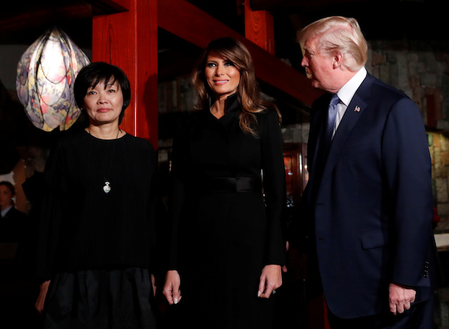 U.S. President Donald Trump (R) looks at his wife Melania and Japan's Prime Minister Shinzo Abe's wife Akie at a restaurant in Tokyo, Japan, November 5, 2017. REUTERS/Kim Kyung-Hoon - RC11DF561230