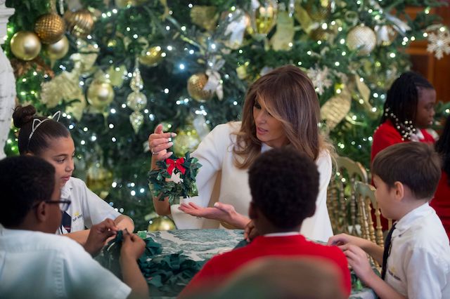 US First Lady Melania Trump makes Christmas decorations with children in the State Dining Room as she tours holiday decorations at the White House in Washington, DC, November 27, 2017. / AFP PHOTO / SAUL LOEB (Photo credit should read SAUL LOEB/AFP/Getty Images)