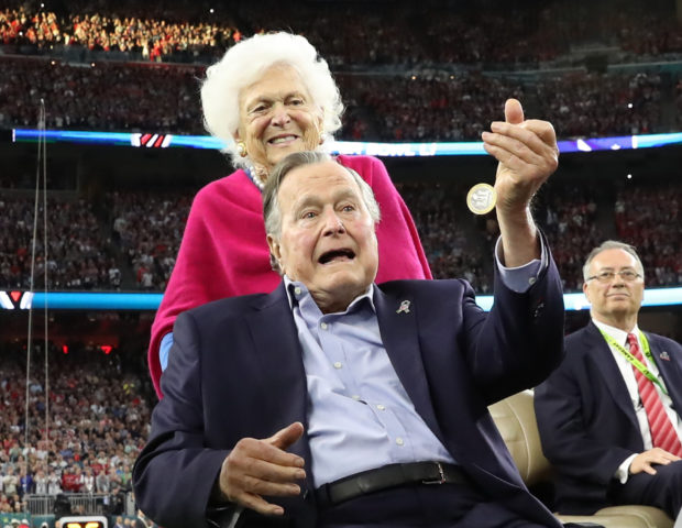 Former U.S. President George H.W. Bush participates in the coin toss ahead of the start of Super Bowl LI between the New England Patriots and the Atlanta Falcons as former first lady Barbara Bush looks on in Houston , Texas, U.S., February 5, 2017. REUTERS/Adrees Latif 
