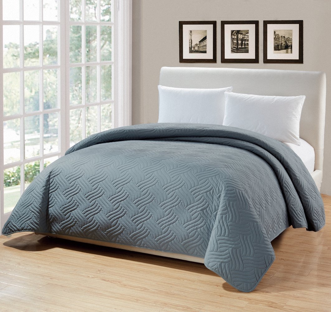 Normally $60, this microfiber comforter is 69 percent off (Photo via Amazon)
