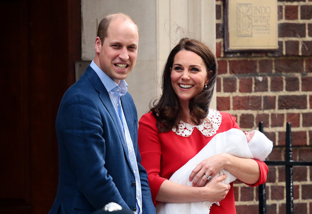 LONDON, ENGLAND - APRIL 23: Prince William, Duke of Cambridge and Catherine, Duchess of Cambridge, pose for photographers with their newborn baby boy outside the Lindo Wing of St Mary's Hospital on April 23, 2018 in London, England. The Duke and Duchess of Cambridge's third child was born this morning at 11:01, weighing 8lbs 7oz. (Photo by Jack Taylor/Getty Images)