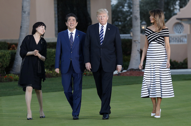 U.S. President Donald Trump and first lady Melania Trump (R) walk with Japan's Prime Minister Shinzo Abe (2nd from L) and Abe's wife Akie as they arrive for a dinner at Trump's Mar-a-Lago estate in Palm Beach, Florida, U.S., April 17, 2018. REUTERS/Kevin Lamarque - HP1EE4H1T1XQF