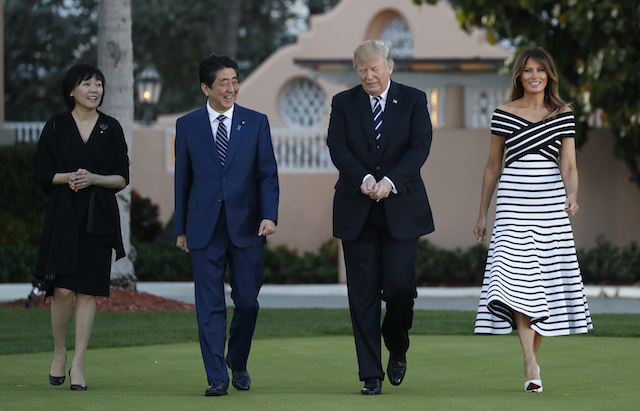 U.S. President Donald Trump and first lady Melania Trump (R) walk with Japan's Prime Minister Shinzo Abe (2nd from L) and Abe's wife Akie as they arrive for a dinner at Trump's Mar-a-Lago estate in Palm Beach, Florida, U.S., April 17, 2018. REUTERS/Kevin Lamarque - HP1EE4H1T2XQH