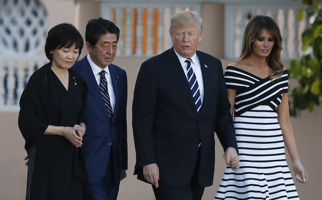 U.S. President Donald Trump and first lady Melania Trump (R) walk with Japan's Prime Minister Shinzo Abe (2nd from L) and Abe's wife Akie as they arrive for a dinner at Trump's Mar-a-Lago estate in Palm Beach, Florida, U.S., April 17, 2018. REUTERS/Kevin Lamarque - HP1EE4H1T8VQR