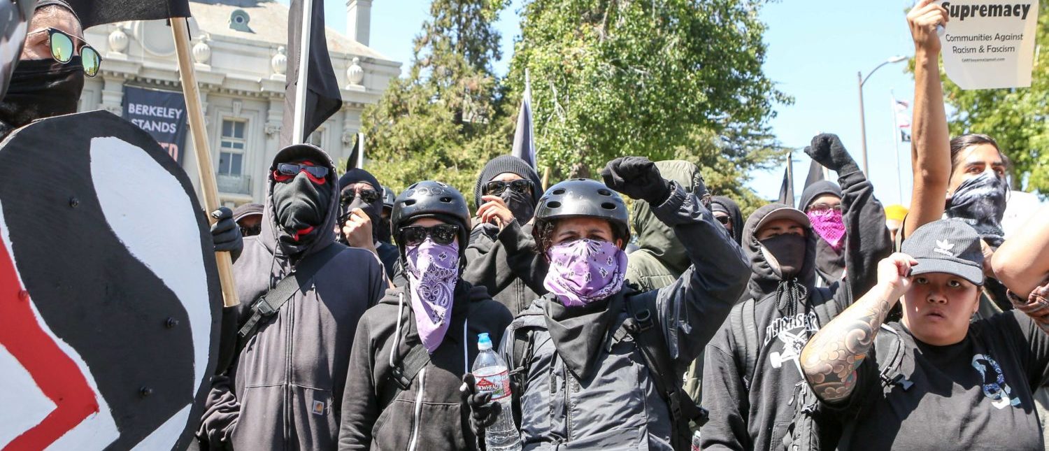 Antifa members and counter protesters gather during a rightwing No-To-Marxism rally on August 27, 2017 at Martin Luther King Jr. Park in Berkeley, California. / AFP PHOTO / Amy Osborne 